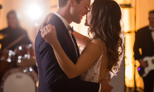 snapshot-couples-first-dance-with-live-band-providing-romantic-upbeat-music